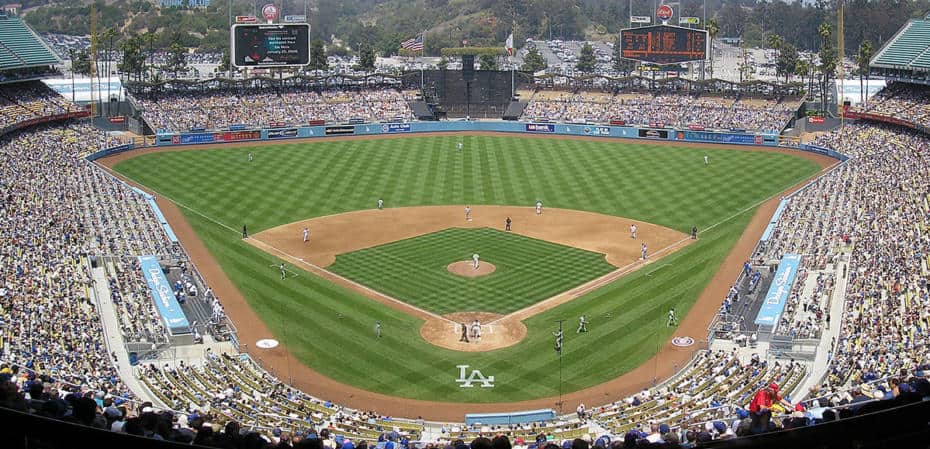 Vrolijk en levendig baseballstadion met enthousiaste fans, ideaal voor zakelijke evenementen en netwerkbijeenkomsten. Perfect voor bedrijven die willen profiteren van sport en entertainment in Los Angeles.