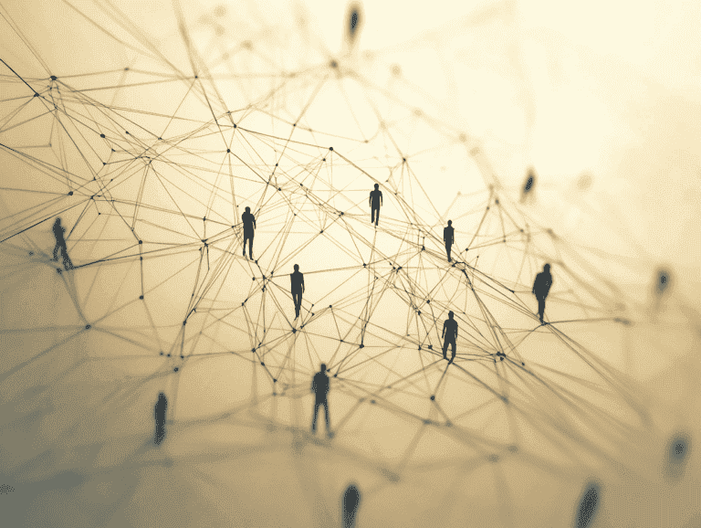 Netwerkconnectiviteit en zakelijk succes concept met silhouetten van mensen verbonden door lijnen en knooppunten.
