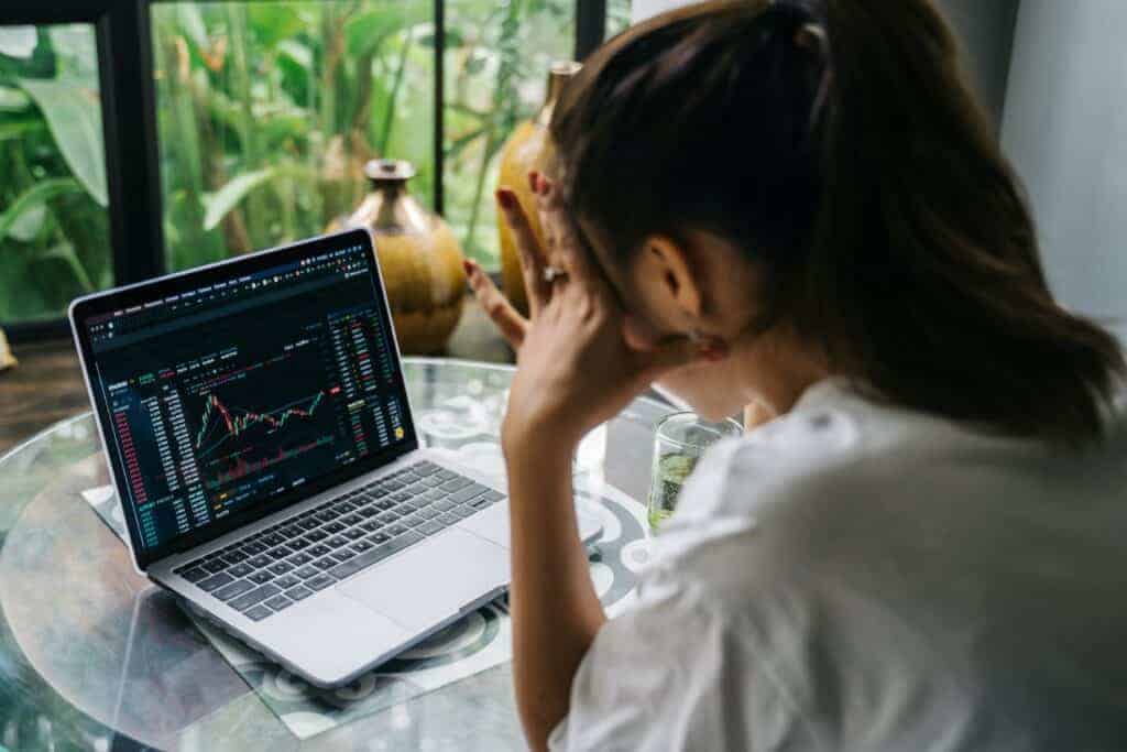 Bitcoin handel op laptop met grafiek, vrouw die financiële markten analyseert, zakelijk inzicht, investeringsstrategie, digitale valuta, financiële planning, Business Wise, investeren in crypto, aandelenhandel, analist.