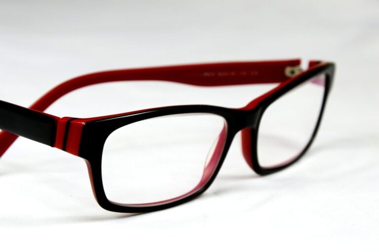 Bril met zwart en rood frame voor zakelijke brillen en visuele oplossingen.