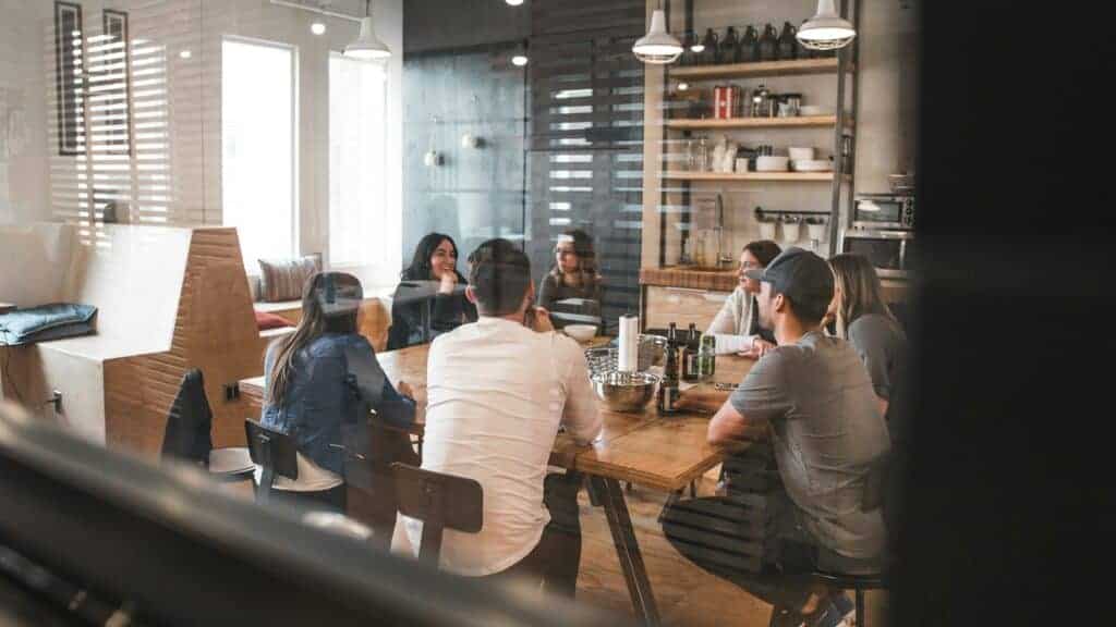 Flexibele zakelijke vergaderruimte voor effectieve meetings en brainstormsessies in een moderne, inspirerende kantooromgeving.